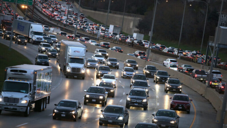 La Kennedy Expressway está atascada con automóviles mientras viajeros en las horas pico y viajeros por el Día de Acción de Gracias intentan atravesar la ciudad, en Chicago, Ill., el 21 de noviembre de 2017. (Scott Olson/Getty Images)
