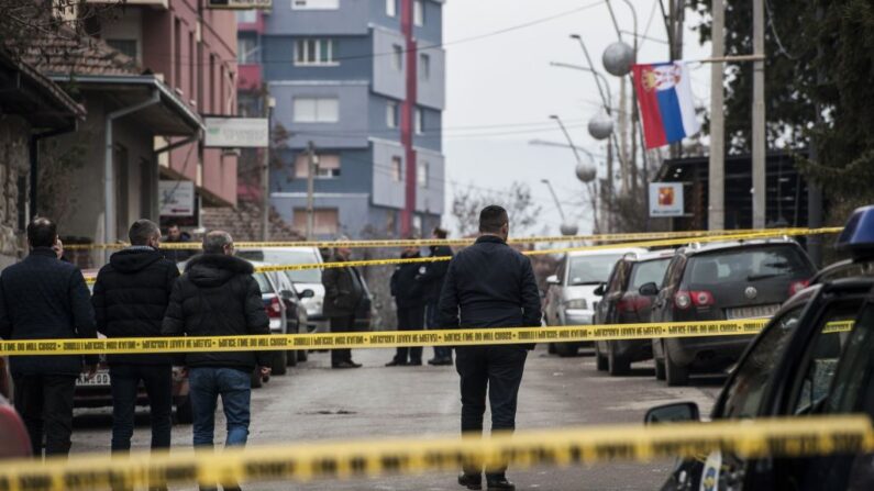En una imagen de archivo, se ven agentes de la policía de Kosovo y forenses caminan pegando la escena del crimen de un tiroteo en Mitrovica (Kosovo) el 16 de enero de 2018. (Armend Nimani/AFP vía Getty Images)