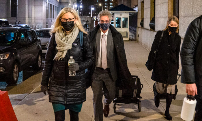 Laura A. Menninger (i) y Jeffrey S. Pagliuca (centro), parte del equipo de defensa de Ghislaine Maxwell, salen del Tribunal Thurgood Marshall de los Estados Unidos en la ciudad de Nueva York el 29 de noviembre de 2021. (David Dee Delgado/Getty Images)