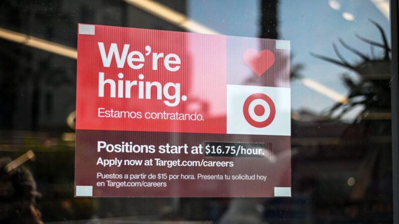 Un cartel publicitario para nuevos empleados con un salario inicial actualizado de 16.75 dólares por hora se ve en el escaparate de una tienda Target en Hollywood, California, el 9 de noviembre de 2021. (ROBYN BECK/AFP vía Getty Images)