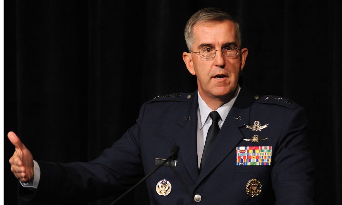 El teniente general John E. Hyten, vicecomandante del Comando Espacial de la Fuerza Aérea, habla sobre cómo las operaciones cibernéticas son un claro catalizador para el cambio en el arte y la ciencia de la guerra moderna durante el almuerzo Cyber 1.3, de la Space Foundation, en el hotel Broadmoor, en Colorado Springs. (foto de la Fuerza Aérea de EE.UU./Duncan Wood)