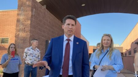 Consejo Escolar de Arizona elige a nuevo presidente tras presunto expediente con información de padres
