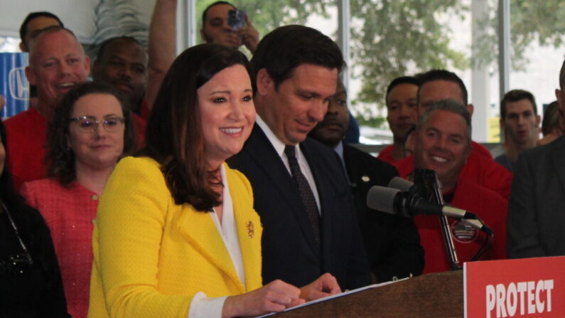 La fiscal general de Florida, Ashley Moody, habla en una conferencia de prensa en Brandon, Florida, el 18 de noviembre de 2021. (Jann Falkenstern/The Epoch Times)