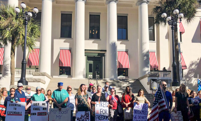 Un grupo de personas se concentra en un patio frente al Capitolio de Florida el 16 de noviembre para instar a los legisladores a que aprueben proyectos de ley contra las órdenes de uso de mascarillas y vacunación. (Nanette Holt para The Epoch Times)