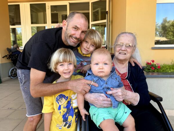 El marido de Candace Criscione y sus tres hijos con su bisabuela italiana. (Cortesía de Candace Criscione)
