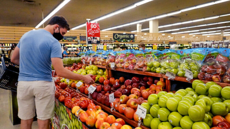 Un cliente compra fruta en una tienda Safeway en San Francisco, California, el 4 de octubre de 2021 (Justin Sullivan / Getty Images).