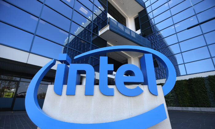 El logotipo de Intel se muestra fuera de la sede de Intel en Santa Clara, California, el 26 de abril de 2018. (Justin Sullivan/Getty Images)
