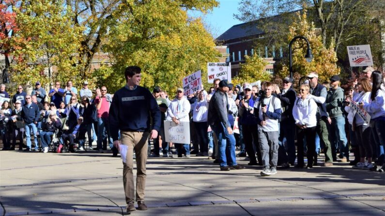 Kevin McKenna, presidente de la sección de la Universidad Penn State de Turning Point USA impulsó la manifestación por la libertad médica frente a Old Main en el campus de Penn State, el 12 de noviembre de 2021. (Beth Brelje/The Epoch Times)
