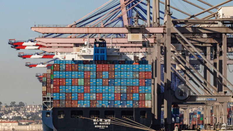 Los contenedores de envío esperan ser transferidos desde los puertos de Los Ángeles y Long Beach el 14 de octubre de 2021. (John Fredricks/The Epoch Times)
