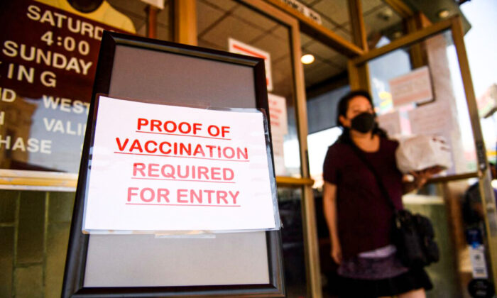 Un letrero indica que se requiere una prueba de vacunación contra Covid-19 en Langer's Deli, en Los Ángeles, el 7 de agosto de 2021. (Patrick T. Fallon/AFP a través de Getty Images)