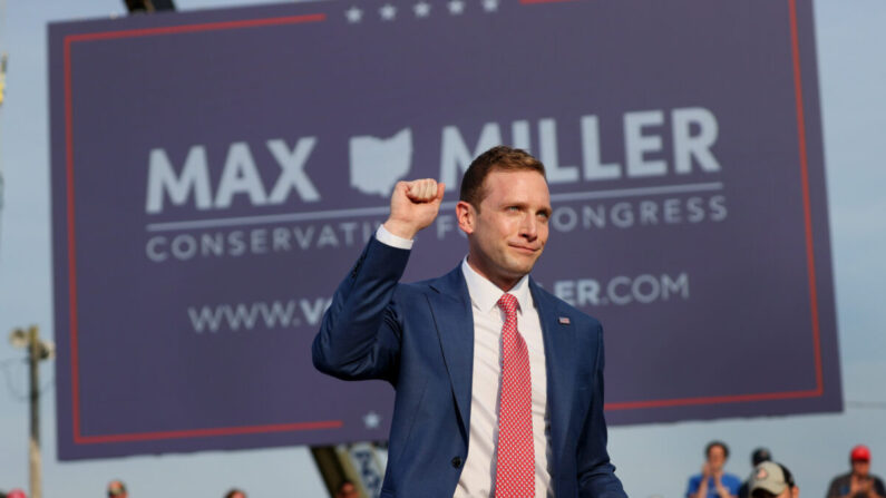 Max Miller llega a un mitin con el expresidente Donald Trump en el recinto ferial del condado de Lorain en Wellington, Ohio, el 26 de junio de 2021. (Scott Olson/Getty Images)