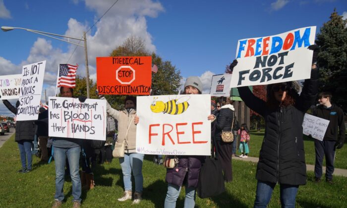 Manifestantes hacen oír su voz contra las órdenes de vacunación en Royal Oak, Michigan, el 3 de noviembre de 2021. (Steven Kovac/Epoch Times)