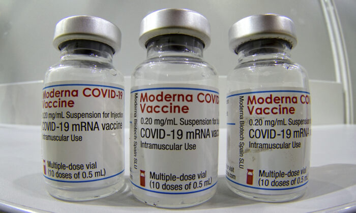 Tres frascos de la vacuna Moderna COVID-19 en un nuevo centro de vacunación COVID-19 en el Velodrom en Berlín, Alemania, el 17 de febrero de 2021. (Michael Sohn/Pool/Getty Images)