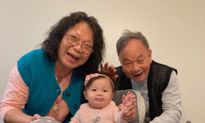En tiempos más felices: Sun Ng, de Hong Kong, con su mujer y su nueva nieta en octubre de 2021, antes de que le diagnosticaran COVID-19. (Foto cortesía de Man Kwan Ng)