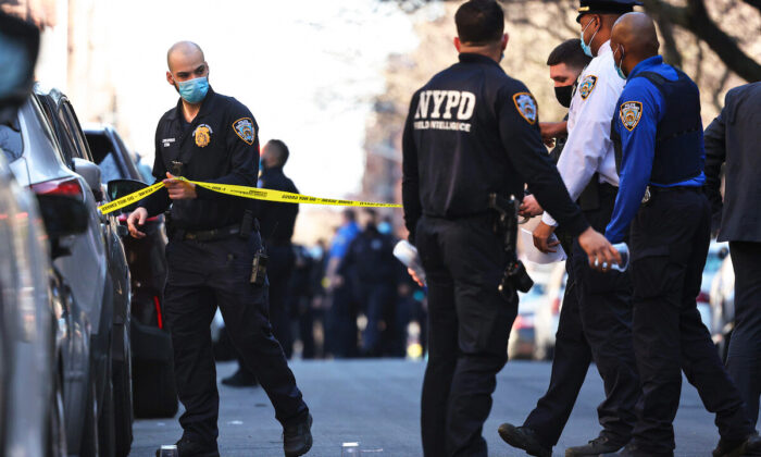 Agentes de la policía de Nueva York responden a la escena de un tiroteo que dejó múltiples personas heridas en el barrio de Flatbush, en el distrito de Brooklyn, el 06 de abril de 2021 en la ciudad de Nueva York. (Michael M. Santiago/Getty Images)