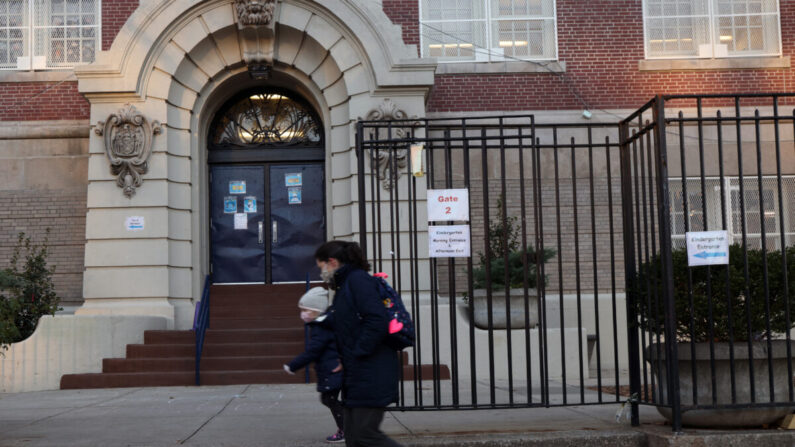 La gente camina por una escuela pública en Brooklyn, Nueva York, el 18 de noviembre de 2020. (Spencer Platt/Getty Images)