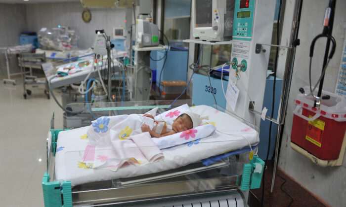 Los recién nacidos duermen en la sala de la UCI neonatal del Hospital Apollo de Nueva Delhi (India) el 29 de octubre de 2011. (Sajjad Hussain/AFP vía Getty Images)
