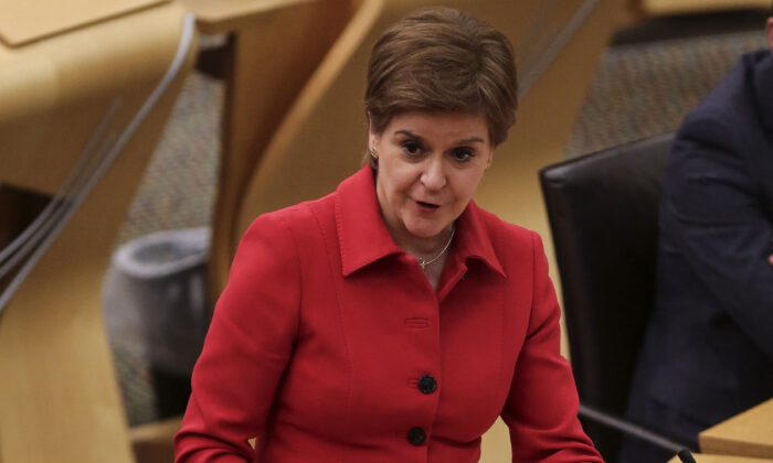 La primera ministra Nicola Sturgeon ofrece una actualización sobre la situación del COVID-19 en el Parlamento escocés en Edimburgo el 23 de noviembre de 2021 (Fraser Bremner / Pool / AFP a través de Getty Images).
