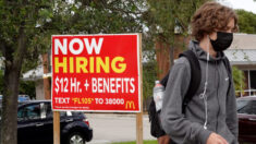 Récord de renuncias en EE.UU. indica escasez en el mercado laboral