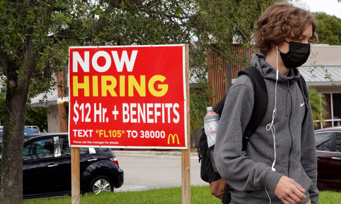 Un letrero de contratación afuera de un negocio, en Miami, Florida, el 8 de octubre de 2021 (Joe Raedle/Getty Images)