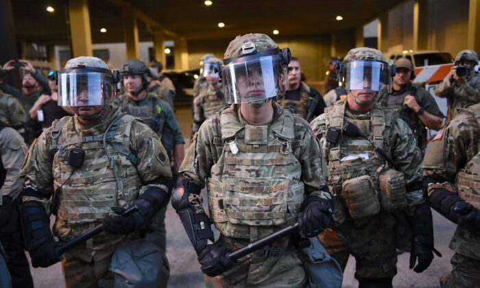 Soldados de la Guardia Nacional en Tulsa (Oklahoma) el 20 de junio de 2020. (Brendan Smialowski/AFP vía Getty Images)