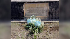 Madre que no pudo ir la tumba de su hijo en su 41° cumpleaños, agradece a extraño que le puso flores
