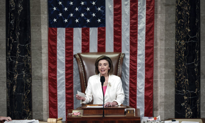 La presidenta de la Cámara de Representantes, Nancy Pelosi (D-Calif.), preside la votación de la Ley Build Back Better en el Capitolio de EE. UU. el 19 de noviembre de 2021. (Anna Moneymaker/Getty Images)