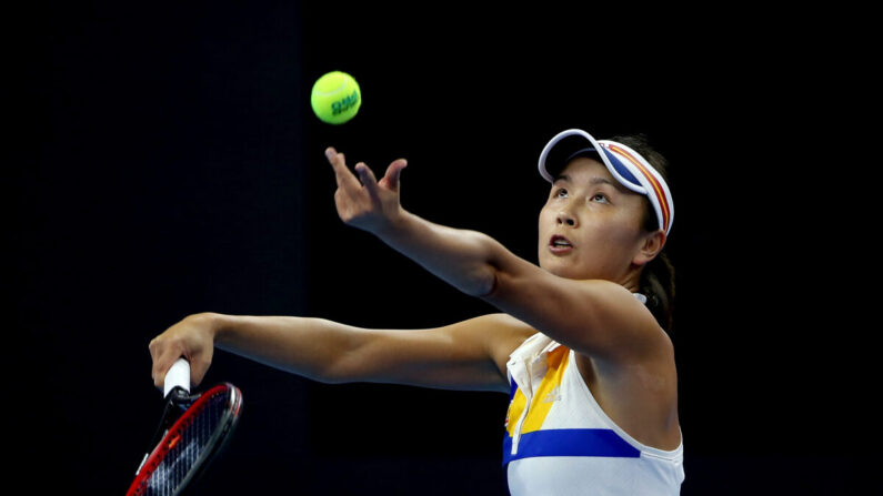 Shuai Peng de China lanza un servicio en un partido contra Shelby Rogers de EE. UU. en el tercer día del Abierto de China 2017 en el Centro Nacional de Tenis de China en Beijing, el 1 de octubre de 2017. (Emmanuel Wong/Getty Images)