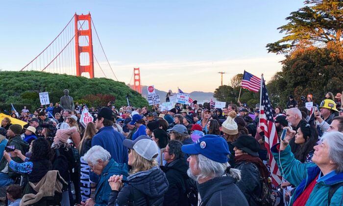 Una grupo de gente se reúne para protestar contra las ordenes de vacunación cerca del puente Golden Gate en San Francisco, California, el 11 de noviembre de 2021. (Cynthia Cai/The Epoch Times)