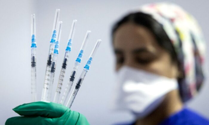 Jeringas de la vacuna Pfizer-BioNTech en la ciudad de Sale, el 5 de octubre de 2021. (Fadel Senna/AFP/Getty Images)