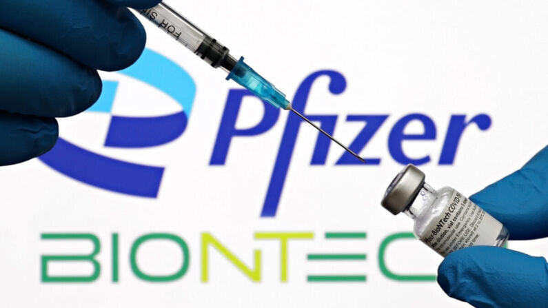 Una jeringa médica y viales de la corporación farmacéutica estadounidense Pfizer y los logotipos de la empresa biotecnológica alemana BioNTech se ven en la ciudad de Nueva York, el 3 de octubre de 2021. (Cindy Ord/Getty Images para Pfizer/BioNTech)
