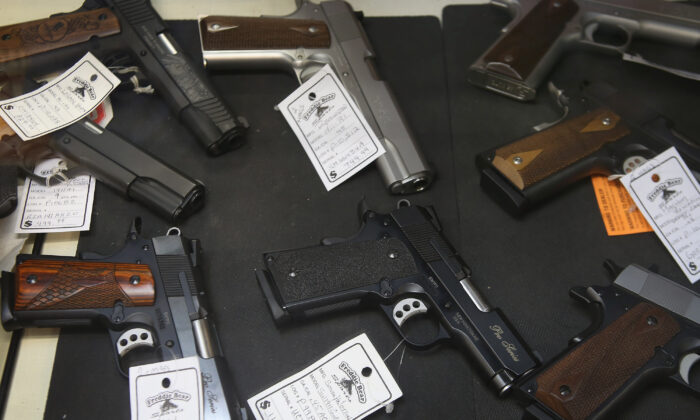 Las pistolas son ofrecidas a la venta en Freddie Bear Sports en Tinley Park, Illinois, el 18 de octubre de 2012. (Scott Olson/Getty Images)