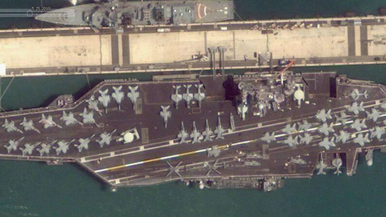 Portaaviones George Washington (USS George Washington (CVN-73)) estacionado en la base naval de Sembavang. (Imagen satelital de Google Earth)