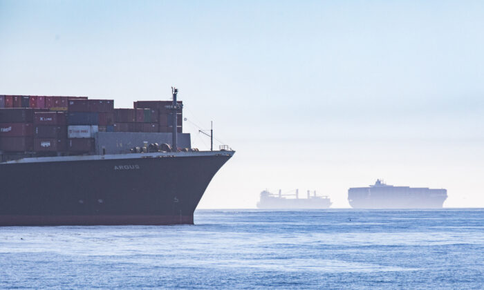 Los retrasos en la transferencia de carga continúan en el sur de California a medida que los barcos se alinean en el horizonte esperando descargar contenedores en los puertos de Los Ángeles y Long Beach, California, el 27 de octubre de 2021. (John Fredricks/The Epoch Times)
