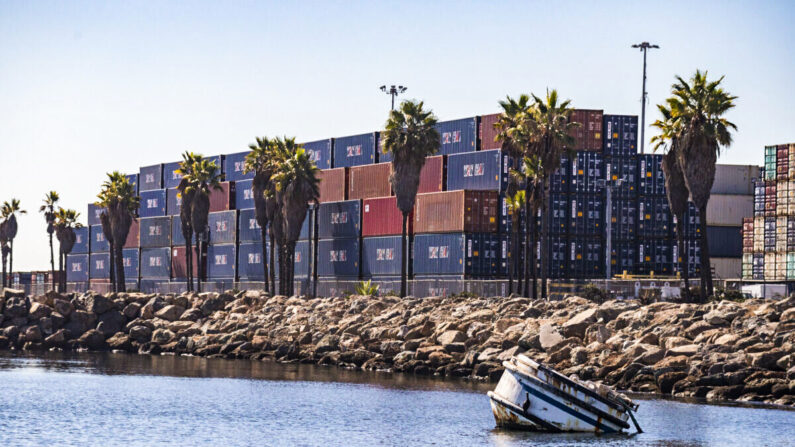 Los retrasos en la transferencia de carga continúan en el sur de California mientras los buques se alinean en el horizonte a la espera de descargar contenedores en los puertos de Los Ángeles y Long Beach, California, el 27 de octubre de 2021. (John Fredricks/The Epoch Times)