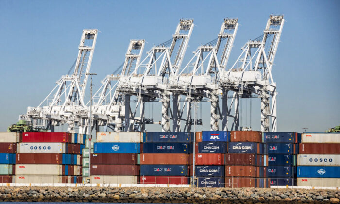 Los retrasos en la transferencia de carga continúan en el sur de California a medida que los barcos se saturan en el horizonte esperando descargar contenedores en los puertos de Los Ángeles y Long Beach, California, el 27 de octubre de 2021. (John Fredricks/The Epoch Times)