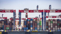 Gob. de Texas y Florida buscan atraer buques de carga a sus puertos en medio de atascos en California