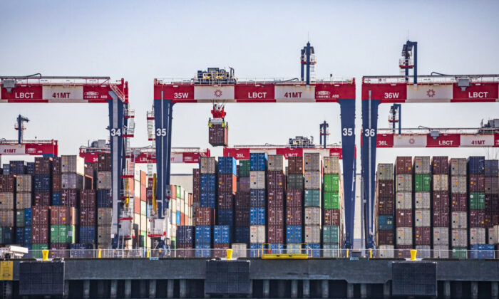 Los retrasos en la distribución de carga continúan en el sur de California mientras que los buques se alinean en el horizonte esperando descargar contenedores en los puertos de Los Ángeles y Long Beach, California, el 27 de octubre de 2021. (John Fredricks/The Epoch Times)