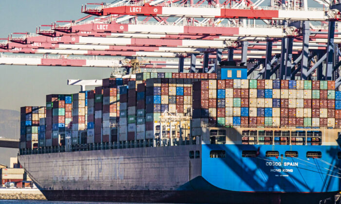 Los buques se alinean en el horizonte a la espera de descargar contenedores en los puertos de Los Ángeles y Long Beach, California, el 27 de octubre de 2021. (John Fredricks/The Epoch Times)