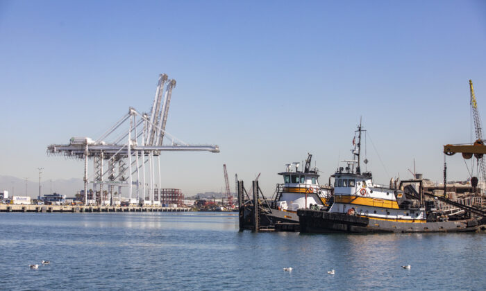 Grúas de carga y remolcadores están inactivos en el Puerto de Long Beach, California, el 27 de octubre de 2021. (John Fredricks/The Epoch Times)