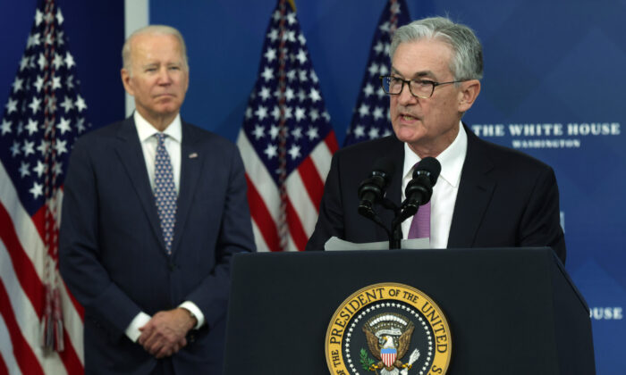 El presidente de la Reserva Federal, Jerome Powell (dcha.), habla mientras el presidente Joe Biden (i) escucha durante un anuncio en la Casa Blanca el 22 de noviembre de 2021. (Alex Wong/Getty Images)