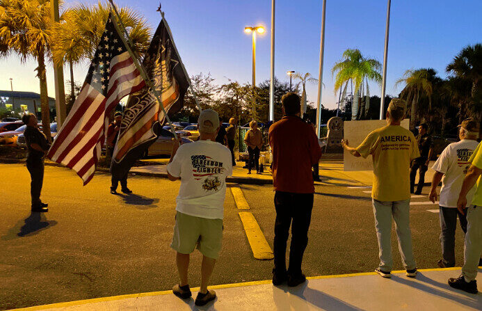Manifestantes se reúnen frente al edificio del condado durante una reunión de la junta escolar del condado de Flagler en Bunnell, Florida, el 16 de noviembre de 2021. (Patricia Tolson/The Epoch Times)