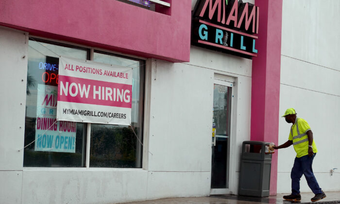 Un anuncio de vacantes cerca de la entrada del restaurante Miami Grill, en Hallandale, Florida, el 21 de septiembre de 2021. (Joe Raedle/Getty Images)