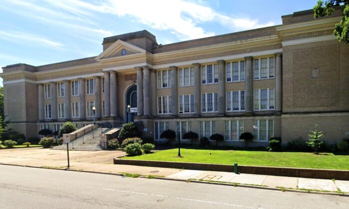 La imagen de una escuela secundaria pública en Richmond, Virginia. El distrito anunció que cerraría el 1 y 3 de noviembre de 2021 para apoyar la "salud mental de los empleados". (Mapas de Google)