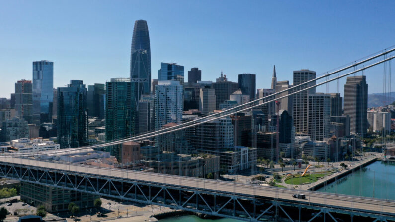 Puente de la Bahía de Oakland, en San Francisco, California, el 1 de abril de 2020. (Justin Sullivan/Getty Images)