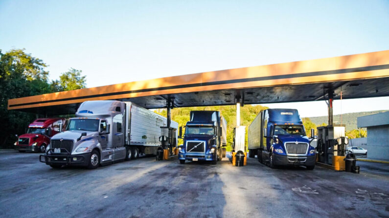 Camiones cargan combustible en la parada One9, en Wildwood, Georgia, el 20 de octubre de 2021. (Jackson Elliott/The Epoch Times)