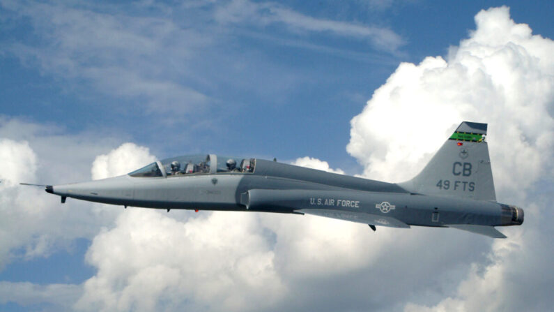 El T-38 Talon es un entrenador a reacción supersónico bimotor de gran altitud que se utiliza en una variedad de funciones. Air Education and Training Command es el usuario principal del T-38C para la formación conjunta de pilotos de pregrado especializados. (Base de la Fuerza Aérea de Columbus/Fuerza Aérea de EE. UU.)