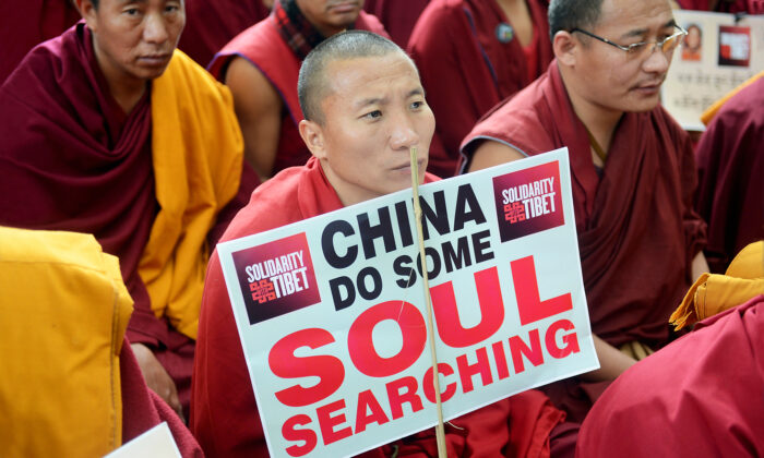 Monjes y monjas budistas tibetanos asisten a una sentada de solidaridad contra el dominio del Partido Comunista Chino sobre el Tíbet, en la capital india de Nueva Delhi, el 2 de febrero de 2013. ﻿(Raveendran/AFP vía Getty Images)