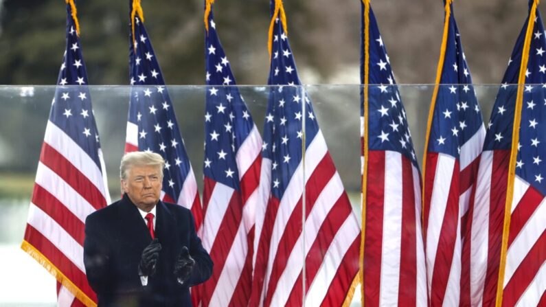 El presidente Donald Trump saluda a la multitud en el mitin "Stop The Steal" en Washington, el 6 de enero de 2021. (Tasos Katopodis/Getty Images)