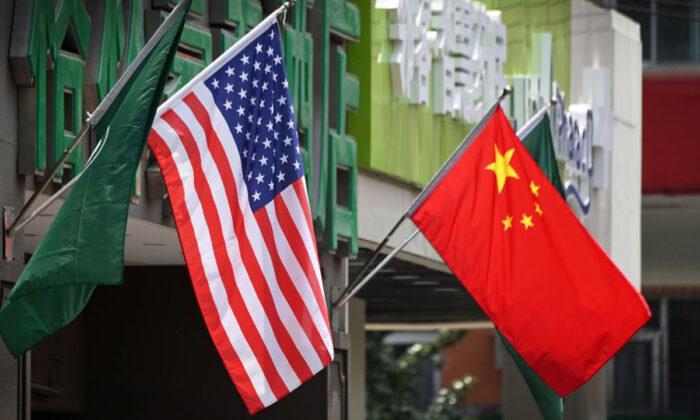 Las banderas de Estados Unidos (izq.) y China se muestran fuera de un hotel en Beijing el 14 de mayo de 2019. Los expertos dicen que las "potencias revisionistas autoritarias" en el informe del 4 de noviembre sobre el Indo-Pacífico del Departamento de Estado es una alusión directa a unas pocas potencias mundiales, en particular a China.(GREG BAKER/AFP vía Getty Images)